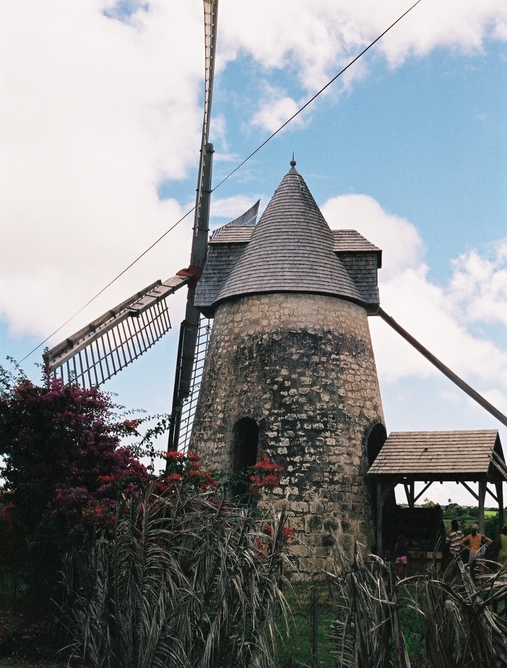 Tour en pierre et ailes du moulin Bézard à Marie-Galante